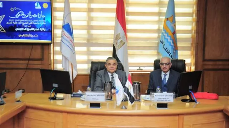 دسوقي يستقبل وفد إدارة جائزة التميز الحكومي بالجامعة