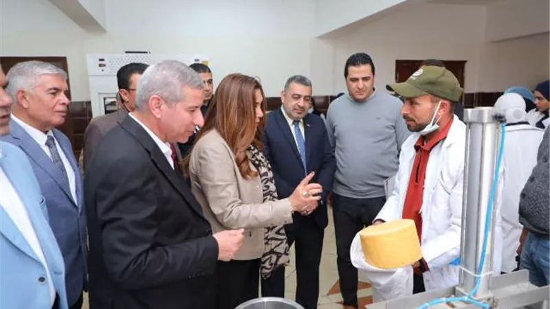 محافظ دمياط تتفقد المدرسة الزراعية وتشيد بمنتجات الطلاب