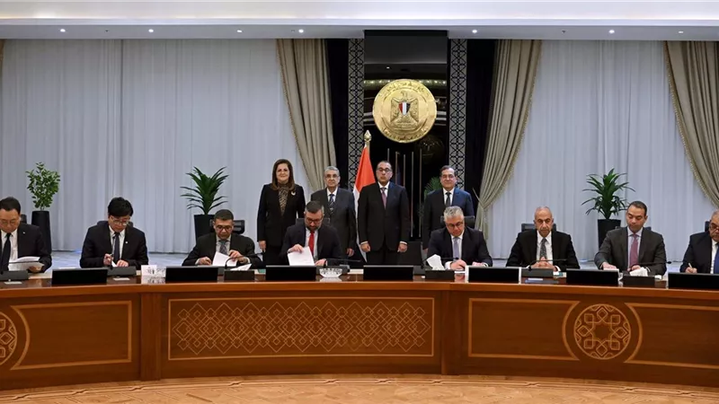 توقيع 7 اتفاقيات لتنفيذ مشروعات بالمنطقة الاقتصادية لقناة السويس