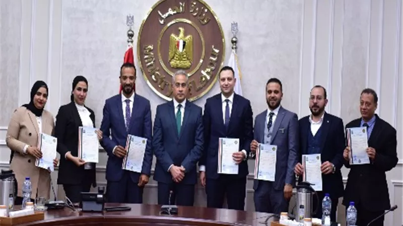 وزير العمل يسلم الدفعة الأولى من الرخص الدائمة لمراكز تدريب مهني