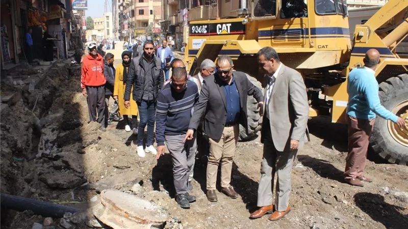 رئيس مياه الأقصر يتابع العمل بمشروع تطوير المرافق بشارع يوسف حسن