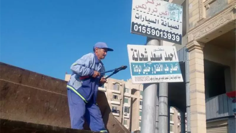 جهاز دمياط الجديدة يشن حملة مكبرة على الإعلانات المخالفة.. بالصور
