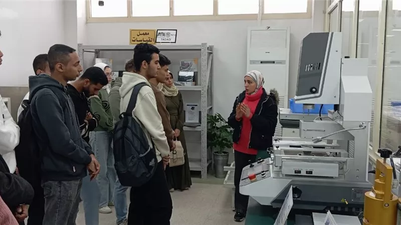 تحت شعار اعرف صناعة بلدك..طلاب هندسة القناة في زيارة مصنع للإلكترونيات