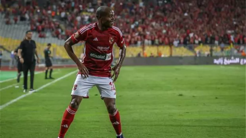 بيرسي تاو يقترب من تجديد عقده مع الأهلي