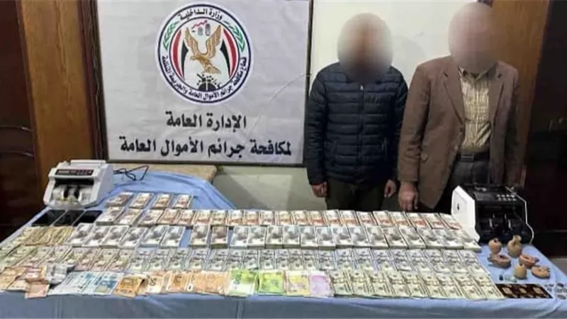 سقوط صاحب شركة وعامل يتاجران فى العملة ويروجان لبيع القطع الآثرية