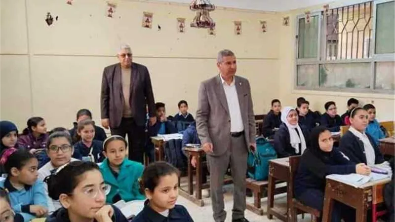 مدير تعليم دمياط يفاجئ مدارس عزبة البرج