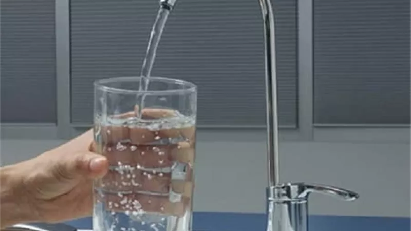 طريقة علمية تزيل 90% من الملوثات السامة من مياه الصنبور في دقائق