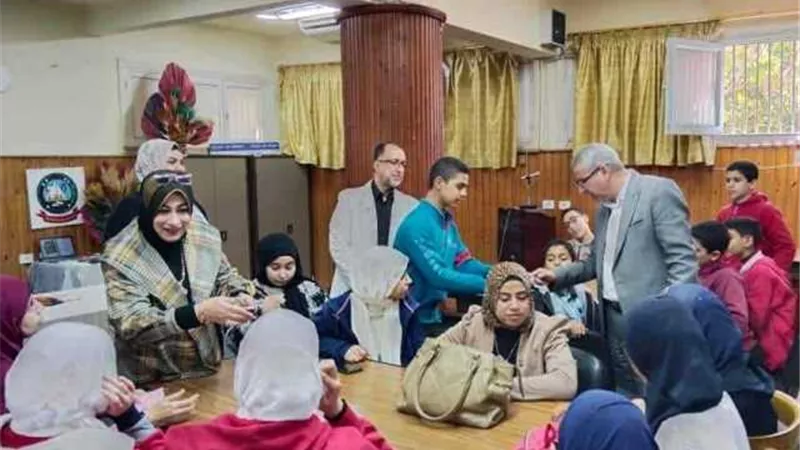 مدير تعليم دمياط يتفقد ورشة عمل الطلاب الموهوبين والمبدعين