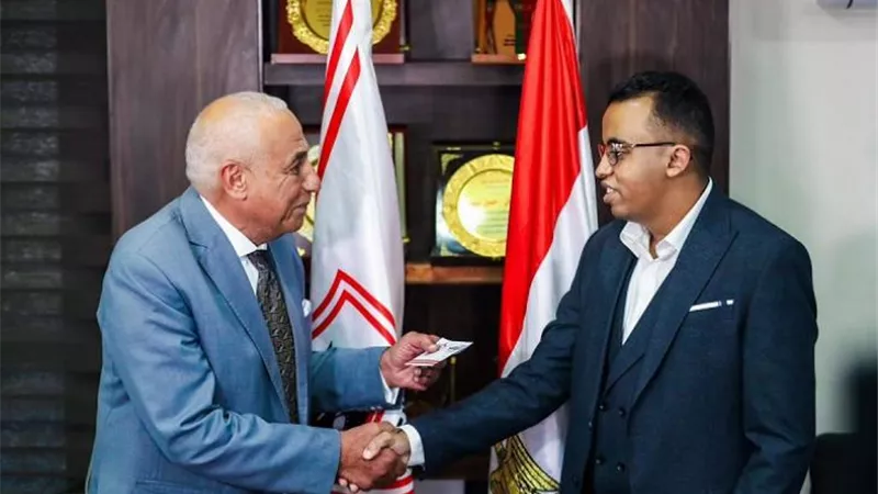 حسين لبيب يمنح عضوية الزمالك للبطل عبد الرحمن مصطفى..صور