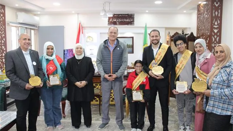 مدير تعليم الإسماعيلية يكرم الفائزين في مسابقة التحدث بالإنجليزية