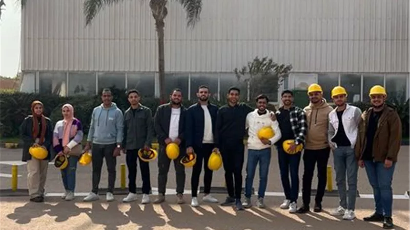 طلاب هندسة القناة يزورون مصنع إنتاج المحولات