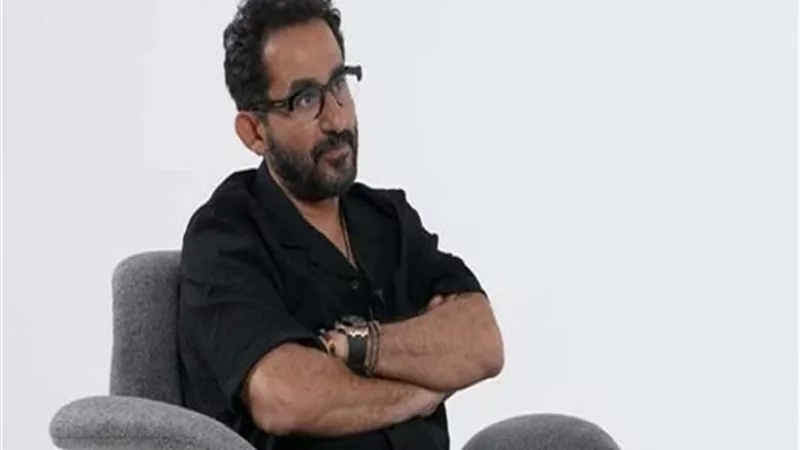 أحمد حلمى يبدأ جلسات عمل 
