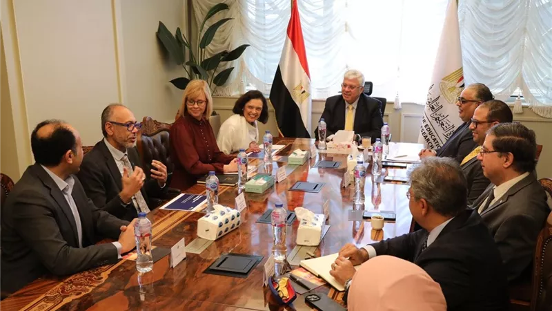 عاشور يناقش التعاون مع الكلية الملكية البريطانية لأمراض النساء
