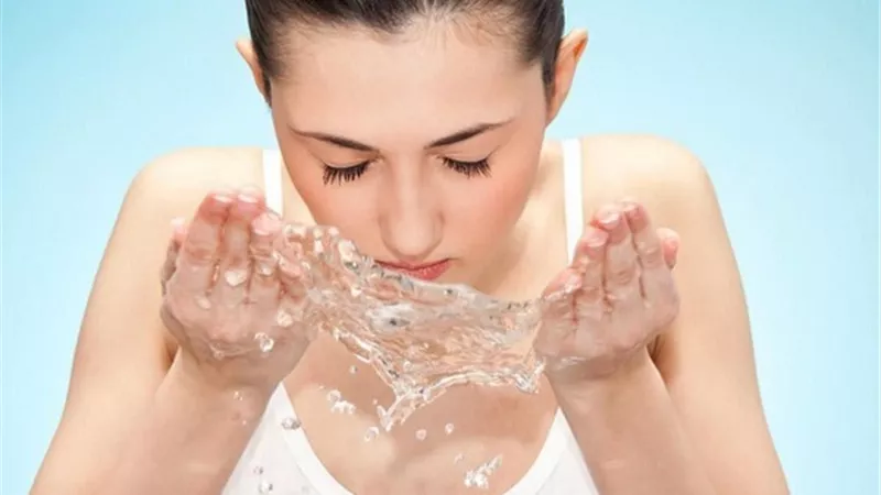 طبيبة تحذر من غسل الوجه كثيرا لهذه الأسباب