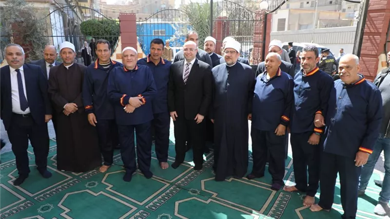 وزير الأوقاف يؤدي صلاة الجمعة في بني سويف