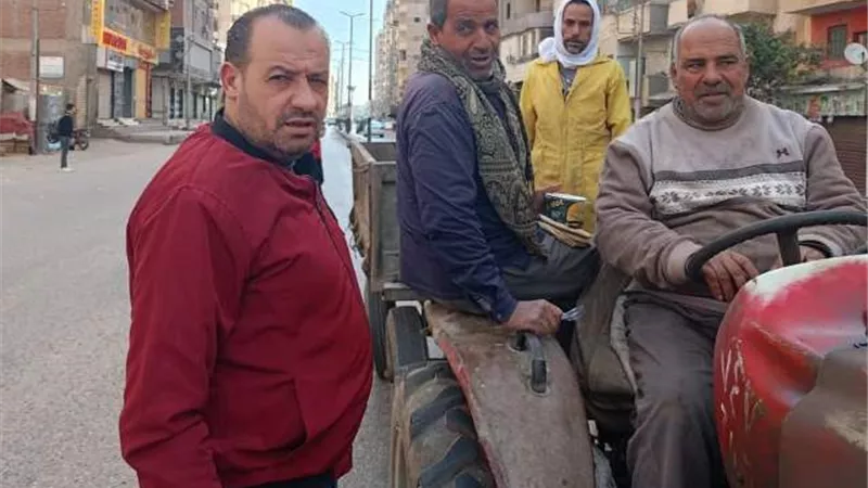 نظافة وازالات وتركيب أعمدة انارة بطريق الزقازيق ابوحماد