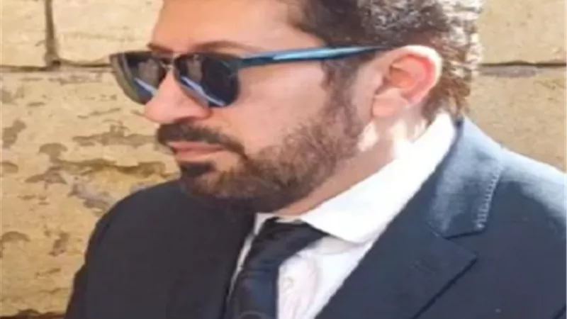 الحزن يخيم على هانى رمزى فى جنازة عمه
