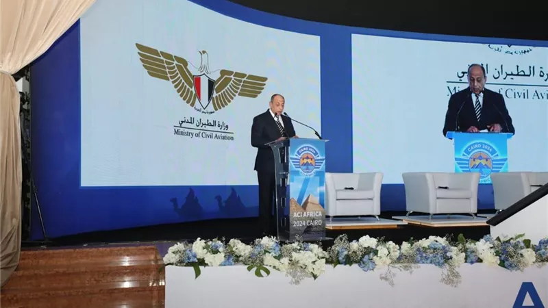وزير الطيران : إستقبلنا العام الماضي 63.5 مليون راكب ونسعي الي 72 مليون مسافر .. مستقبلا
