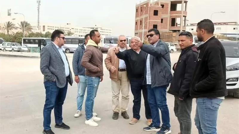 رئيس جهاز مدينة العبور يتفقد أعمال تنفيذ مشروع الورش الرئيسية