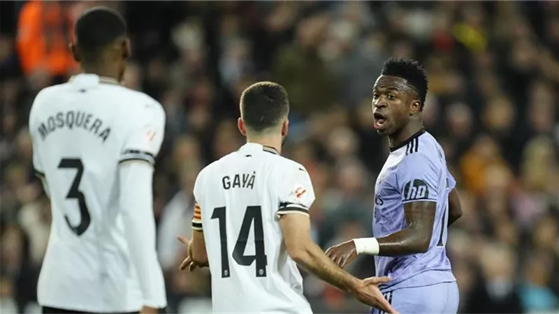 فينيسيوس يسجل هدف ريال مدريد الثاني ويعادل النتيجة أمام فالنسيا