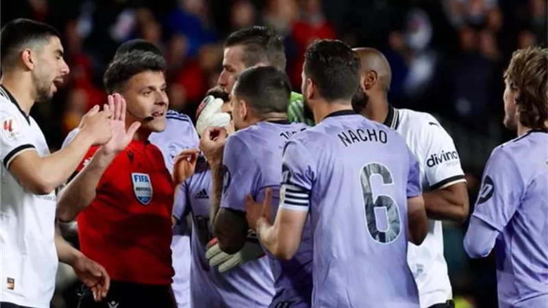 ريال مدريد يهز شباك فالنسيا عقب صافرة الحكم .. شاهد