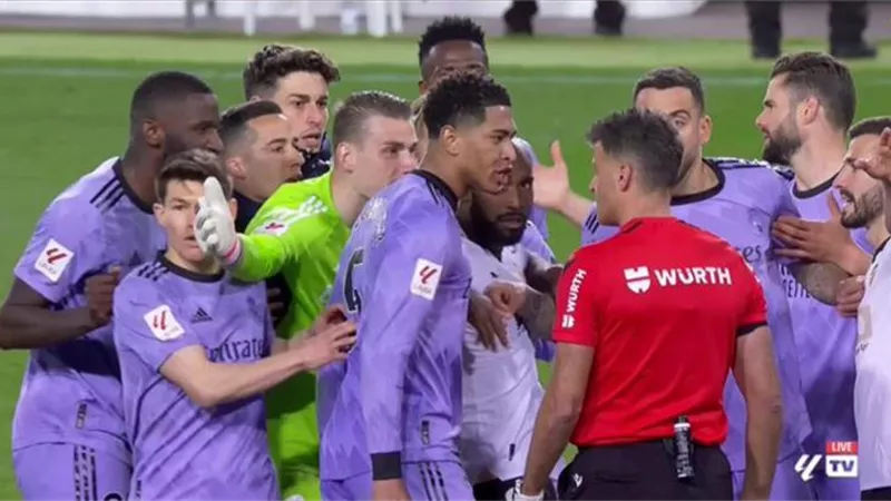 ماذا قال بيلينجهام للحكم قبل طرده في مباراة ريال مدريد وفالنسيا ؟