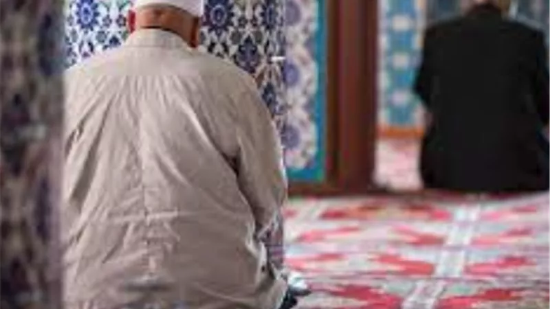 الافتاء توضح .. حكم صلاة القائم خلف الجالس في الفريضة