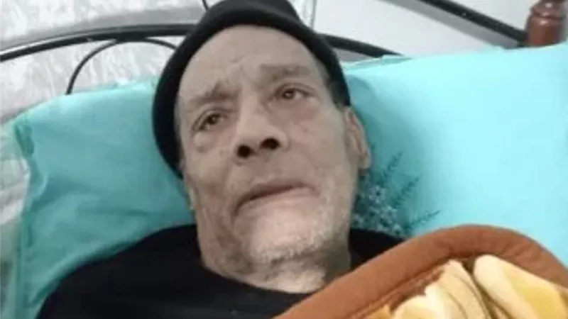 وصول نجل الموسيقار حلمى بكر للالقاء نظرة الوداع الاخير على والده