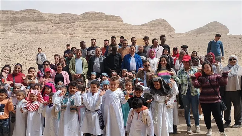 الطلاب الوافدين بجامعة المنيا يزرون منطقة بني حسن الأثرية