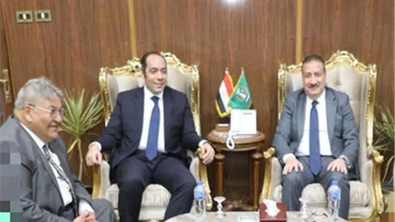 محافظ المنوفية : أجهزة كهربائية ومساعدات مالية إلي 26 عروسة