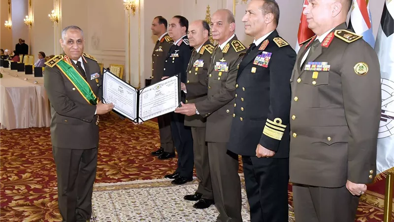 وزير الدفاع يكرم قادة القوات المسلحة المحالين للتقاعد