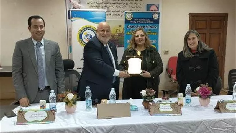 كلية السياحة والفنادق تنظم ندوة