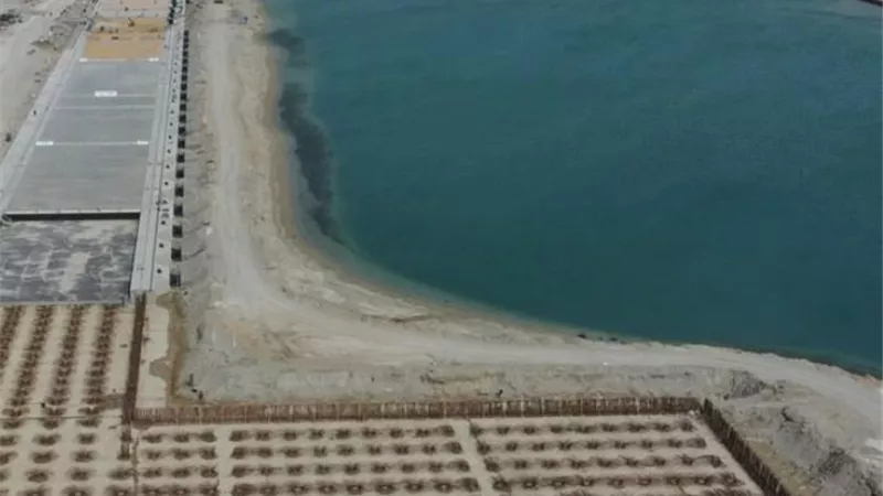 وزير النقل يتابع معدلات تنفيذ المشروعات التنموية والخدمية بميناء