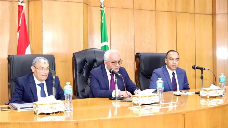 وزير التعليم ومحافظ المنيا يعقدان اجتماعًا مع مديرى الإدارات التعليمية