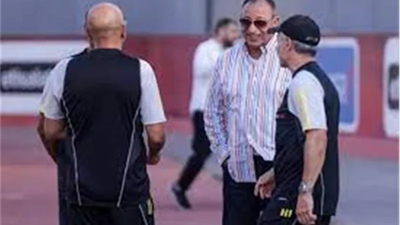 الخطيب يؤازر لاعبي الأهلي قبل السفر إلى السعودية - شاهد