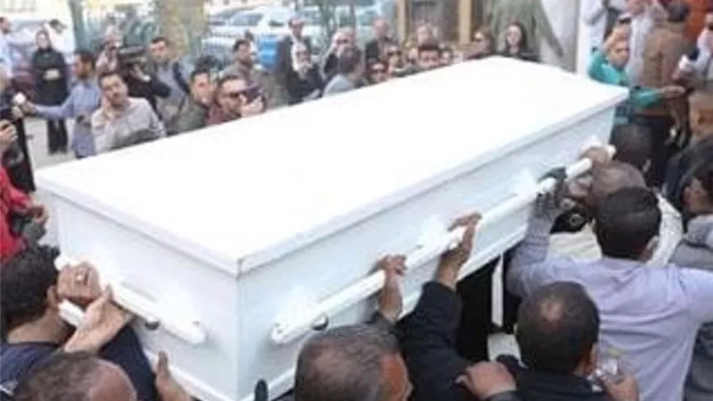 الحزن يسيطر على نجل حلمى بكر فى الجنازة