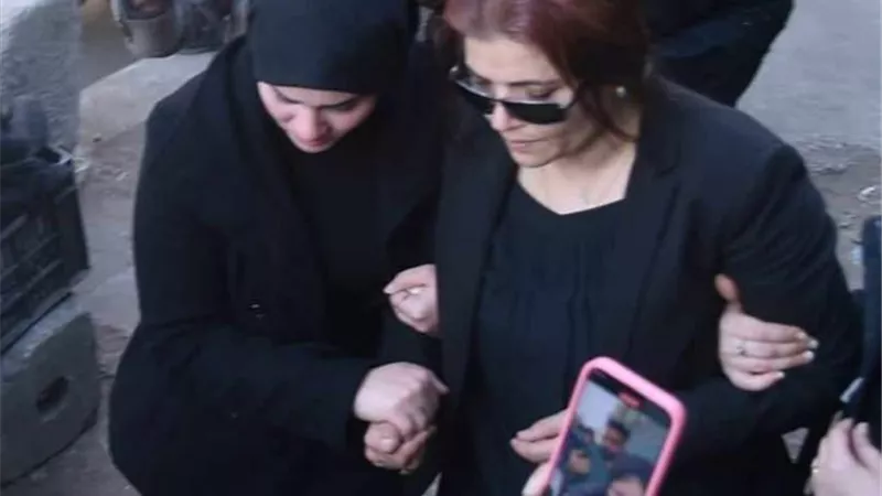 زوجة حلمى بكر تودعه فى مثواه الاخير .. صور