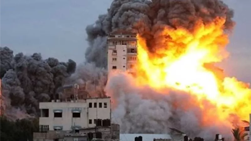 إعلام فلسطيني: الاحتلال يقصف منزلاً في محيط مستوصف الأقصى