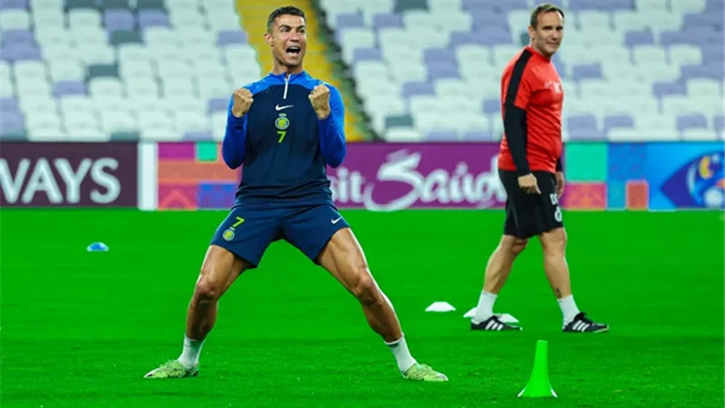 شاهد.. رونالدو يعلن جاهزيته لمباراة العين ويشعل حماس جماهير النصر
