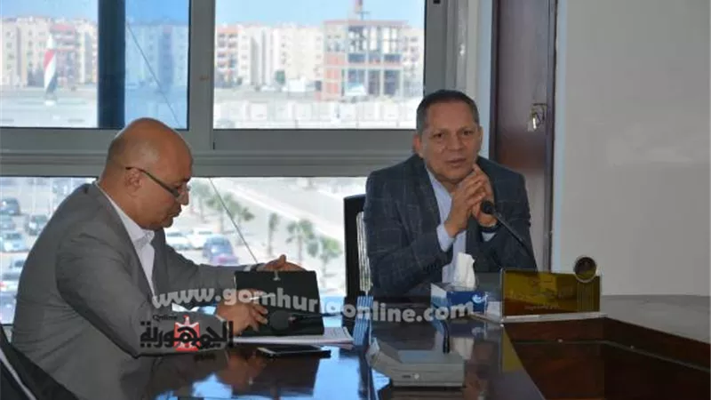 رئيس جامعة دمياط يجتمع برواد ومقرري أسرة من أجل مصر
