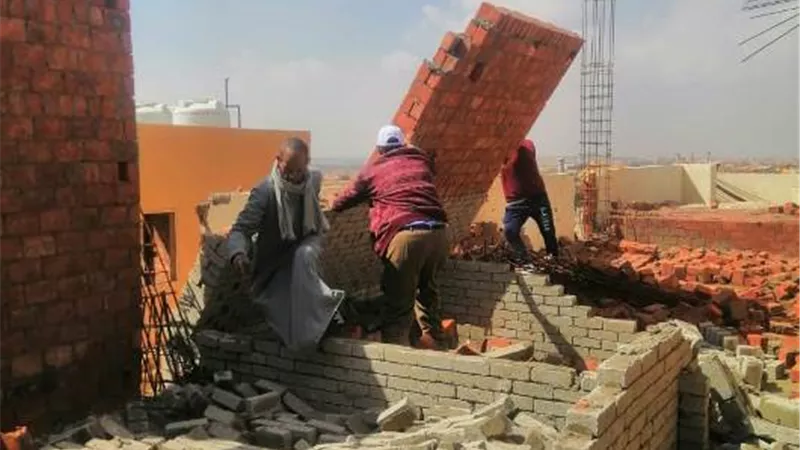 جهاز مدينة بدر يزيل 5 مخالفات سكنية وتحويل الملاك للنيابة.. فيديو