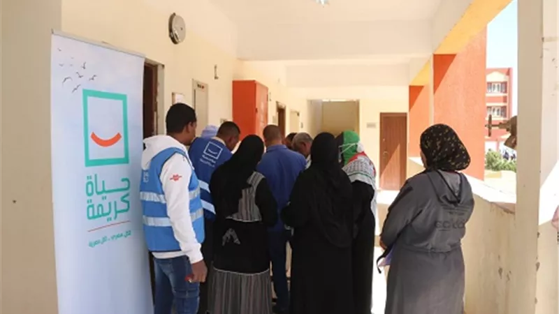 علاج 125 حالة في قافلة جامعة جنوب الوادي بقرية الرزيقات