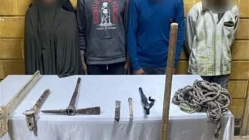 ضبط 4 أثناء التنقيب عن الآثار داخل عقار بـ15 مايو