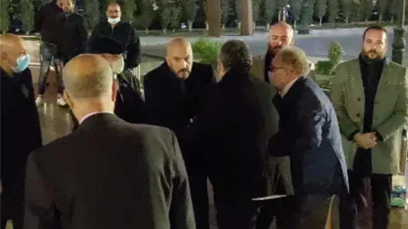 مجدى الهوارى يستقبل عزاء شقيقته بمسجد الرحمن الرحيم