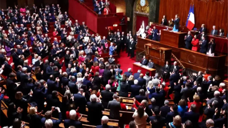 فرنسا تصبح أول دولة تدرج 