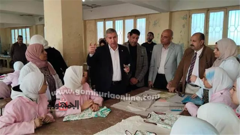 مدير تعليم دمياط يفاجئ المدرسة الصناعية ويشيد بإنتاج الطالبات