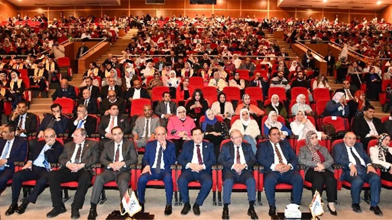تفاصيل احتفال جامعة حلوان بتخرج أول دفعة من كلية الطب.. بالصور