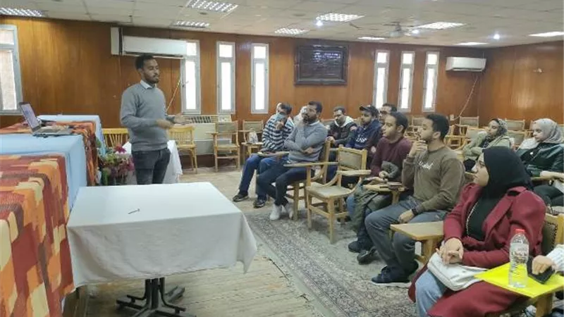 ورشة عمل حول دور العلاج الطبيعى فى علاج مشاكل الفقرات بصحة قنا