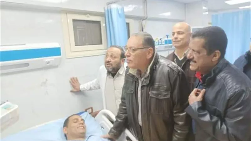 محافظ الشرقية يطمئن على الحالة الصحية لنائب رئيس مدينة القرين