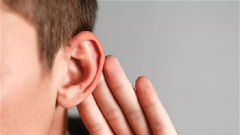 اختبار بسيط مدته 30 ثانية يكشف عن عمر آذاننا